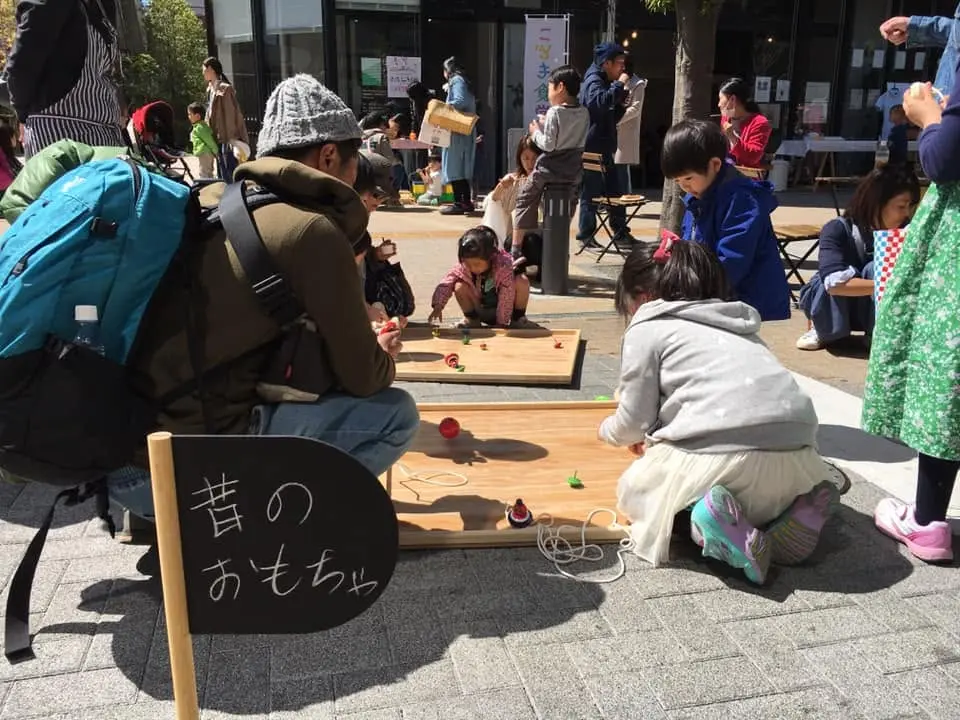 工作やゲームを楽しむ子ども